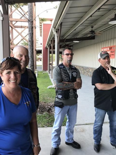 Ron - TNDR Hooters 05-16-2017 (9)